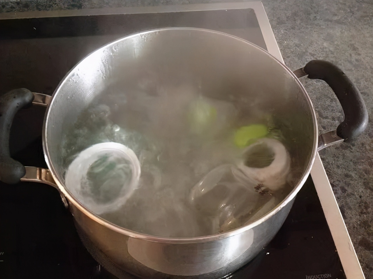 奶瓶消毒"快捷法"开水烫奶瓶,家长觉得很靠谱,可能伤害娃肠胃