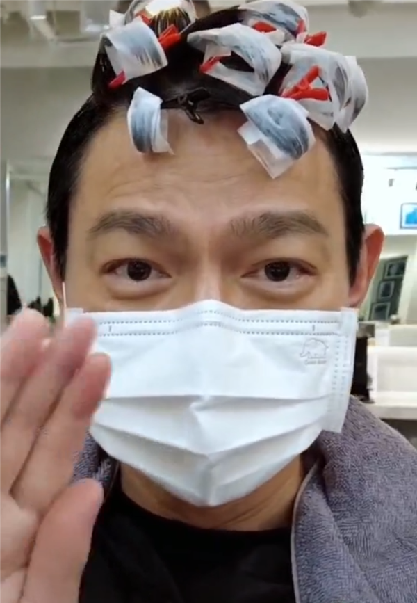 60岁刘德华自拍晒烫发过程,素颜出镜眼神显憔悴,坦言有点紧张!