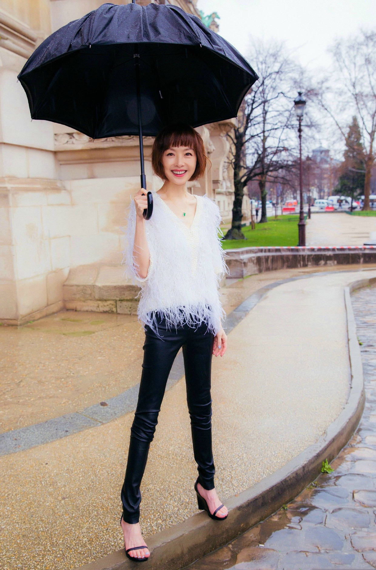 鲁豫又瘦出新高度,紧绷绷的皮裤穿着松松垮垮,虽瘦但是毫无美感