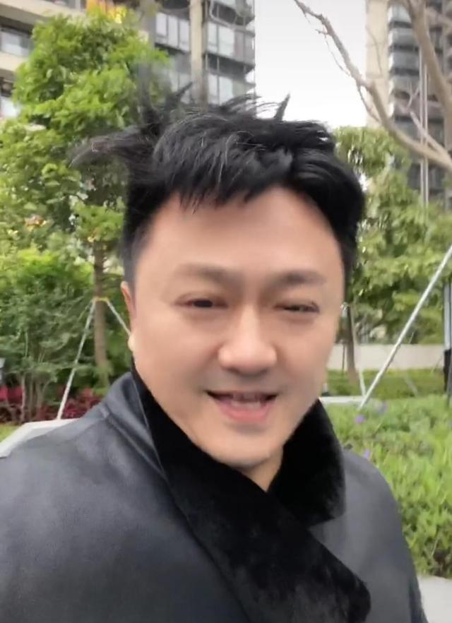 "小邓子"晒近况,头发乱成鸟窝显落魄,娶小20岁娇