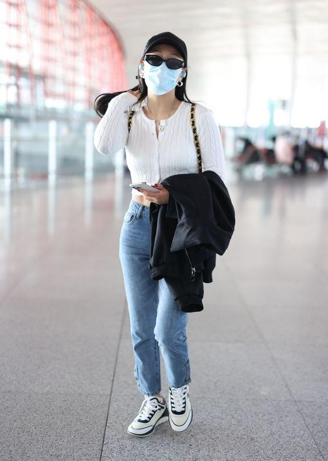 袁娅维穿白色短毛衣搭蓝色牛仔裤秀细腰,清新时尚,活力满满!