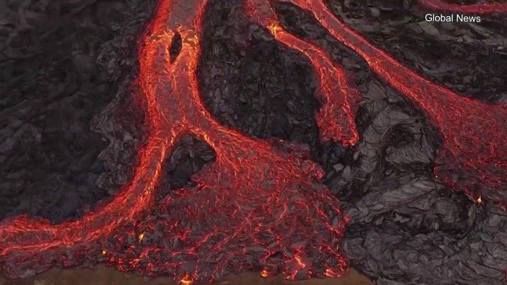 旷世奇景!游客近距离围观冰岛火山岩浆流