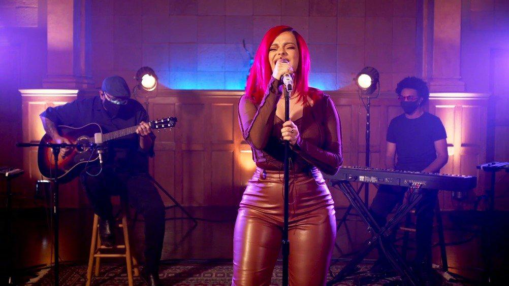 bebe rexha于去年底的一场不插电演唱会!