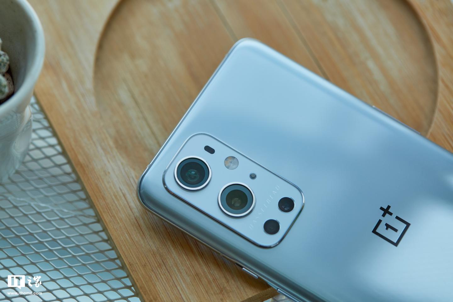 it之家开箱一加9pro图赏双层ag工艺漫反射渐变纹理