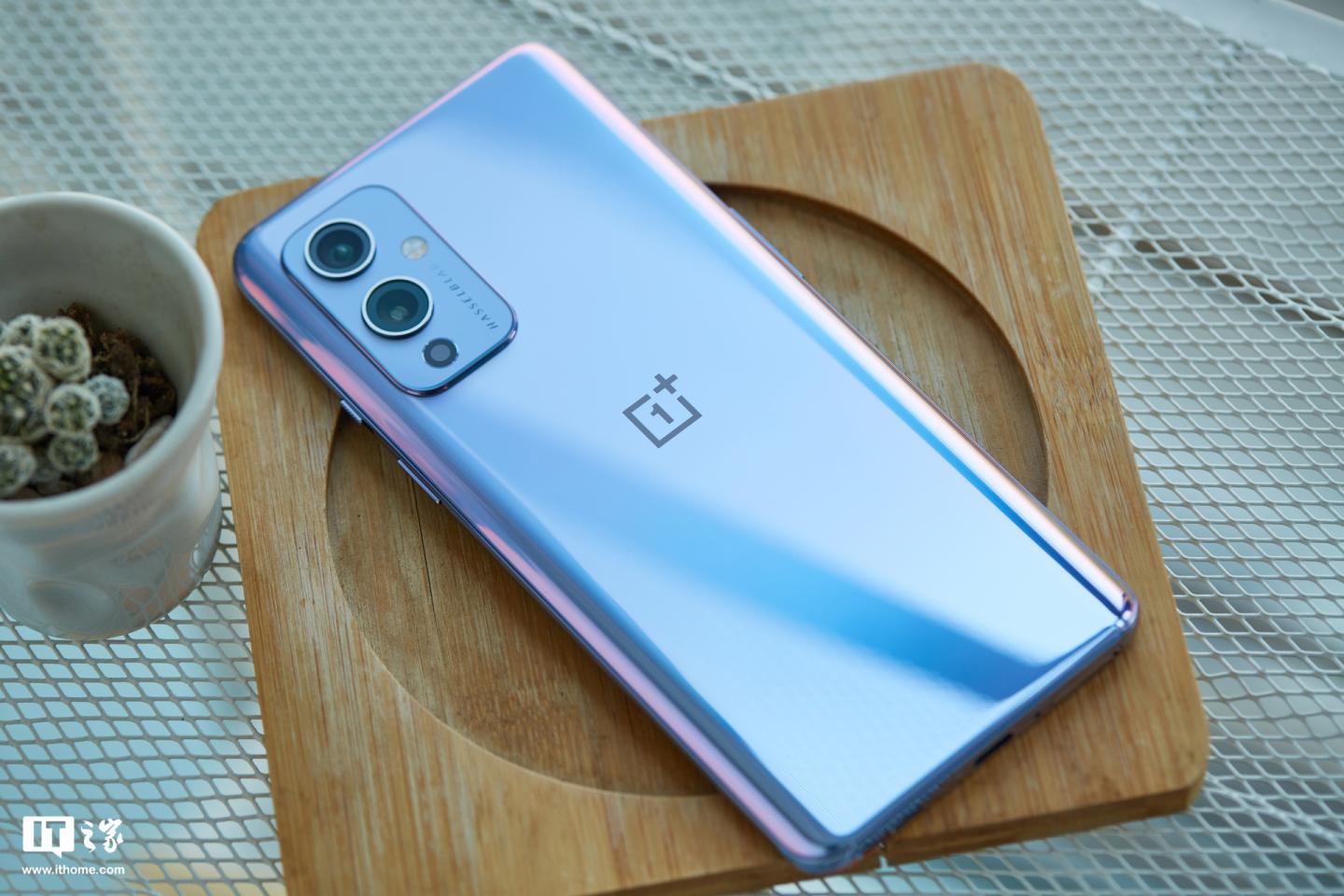 it之家开箱一加9pro图赏双层ag工艺漫反射渐变纹理