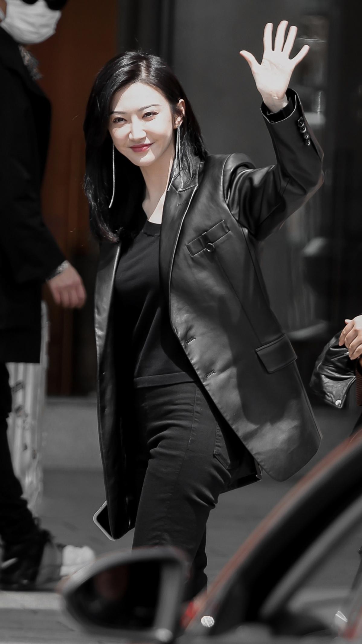 景甜录快本再扮"女王大人",穿黑皮衣还不够,又踩马丁靴,真飒