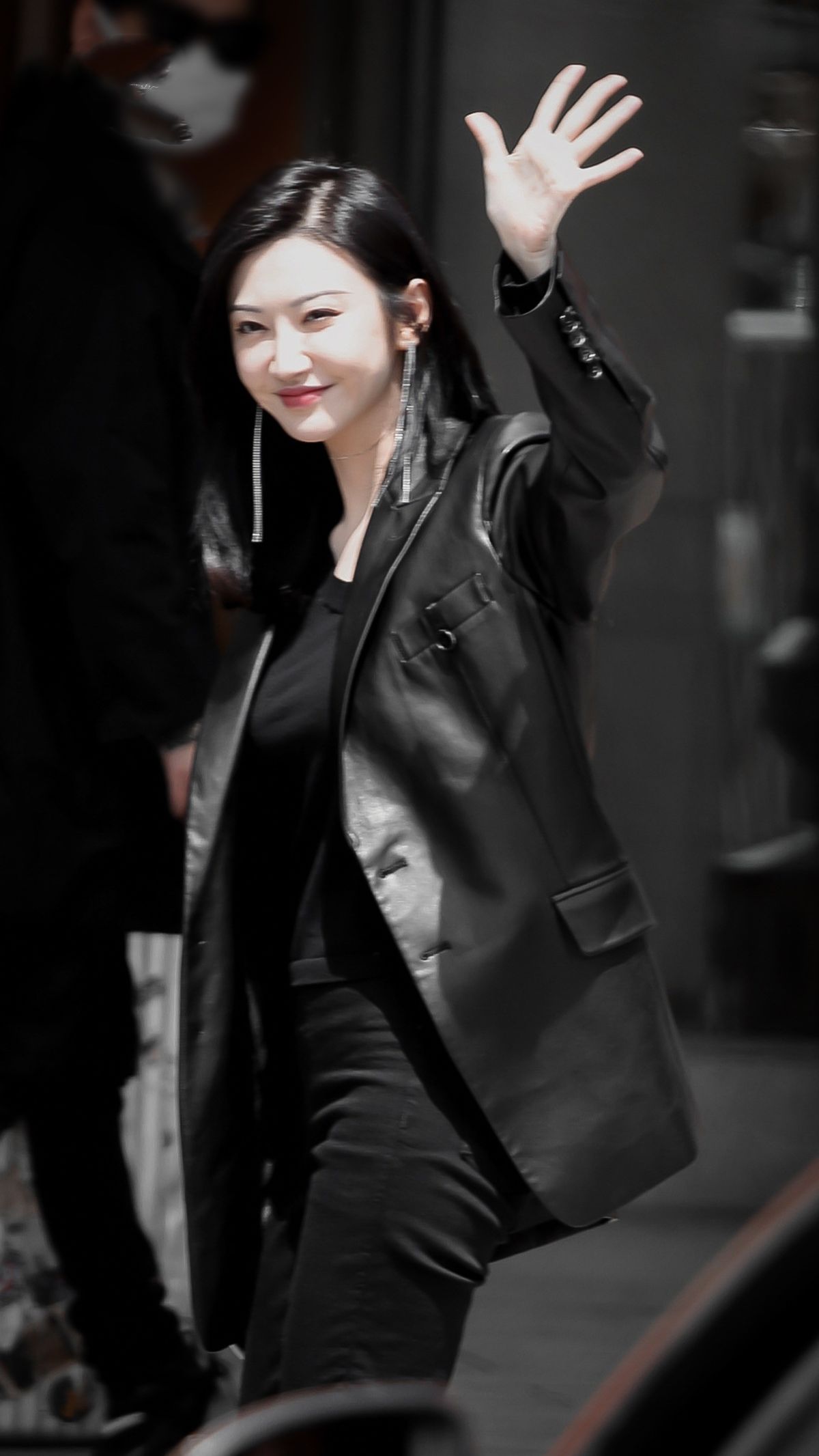 景甜录快本再扮"女王大人",穿黑皮衣还不够,又踩马丁靴,真飒