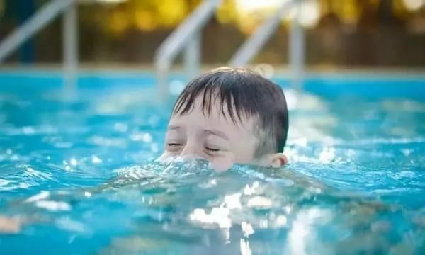 痛心!6岁半男童第1次上游泳课溺水身亡,水中挣扎14分钟无人发现休闲区蓝鸢梦想 - Www.slyday.coM