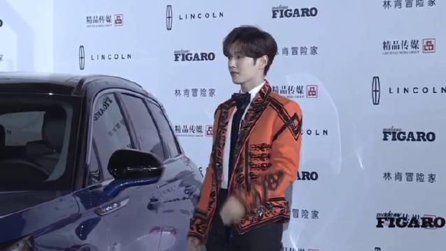 今天的造型好帅气 好像是从古堡里走出来的小王子 今天的造型好帅气 好像是从古堡里走出来的小王子