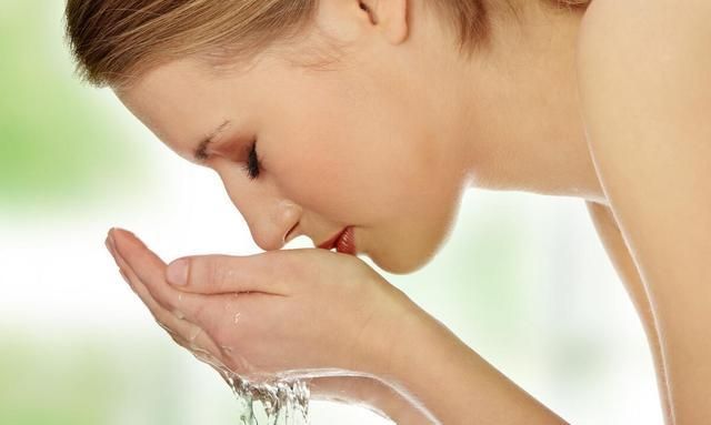 油皮可以早晚各使用一次洁面产品,或早上用清水洗脸,晚上用一次洁面