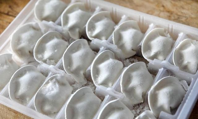 煮冻饺子不能开水下锅做到这3点饺子个个筋道煮不破