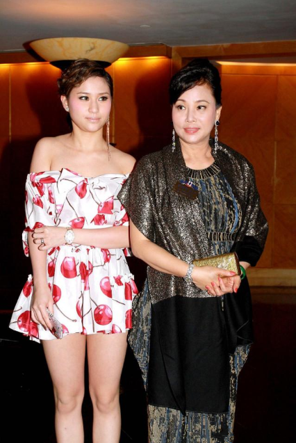 白色连帽卫衣清新减龄,逆袭记无人复制|何超云|陈婉珍|赌王_新浪新闻