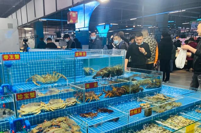 上海七宝一个农贸集市人气火爆海鲜水产表现抢眼电商可比不了