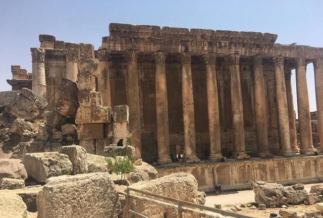 和狮身人面像,在他们的附近,还有可以祭拜的朱庇特神殿和巴勒贝克古城