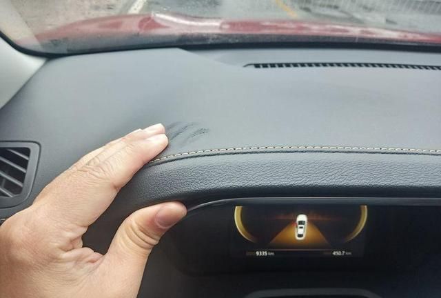 等到全部冷却之后,就会形成中空的形状,由于支撑度不够,搪塑的表皮还