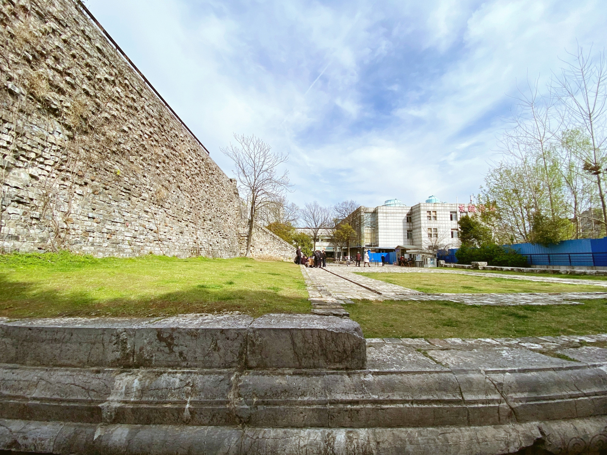 南京西安门遗址曾经是进出明皇城最方便的城门如今却无人问津