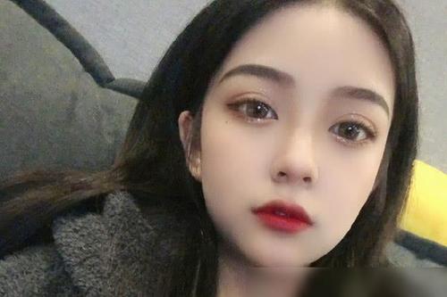 说起苓妹许多网友可能会比较陌生,比起王奕萌郝一点等比心小姐妹来说