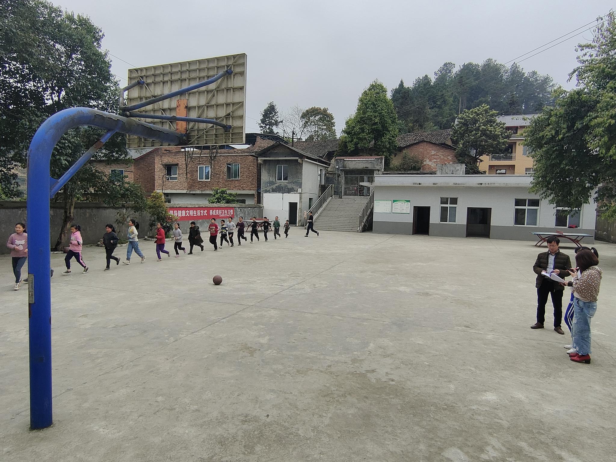 威远县连界镇保卫小学校开展体育教师赛课活动