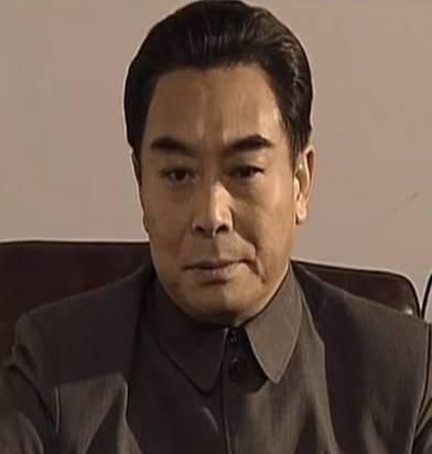 第四位扮演者叫黄凯,他神态举止都和周总理很像,加上精湛的演技成为