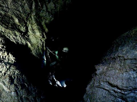 的几个天窗中推断出了地下空洞,并使用重力测量和雷达探测仪加以证实