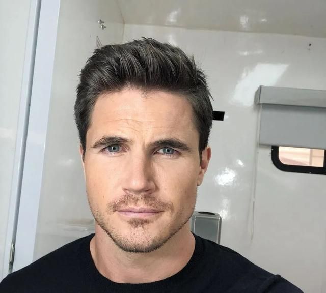 加拿大男星robbie amell 新美剧大爆,一改花瓶定位|花瓶|美剧|绿箭侠