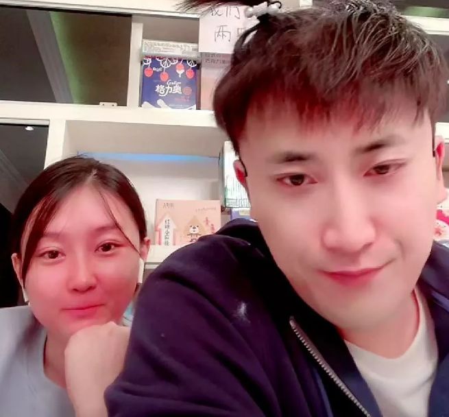 《乡村爱情》售后来了,刘英给玉田扎小辫儿,被误认为是真两口子