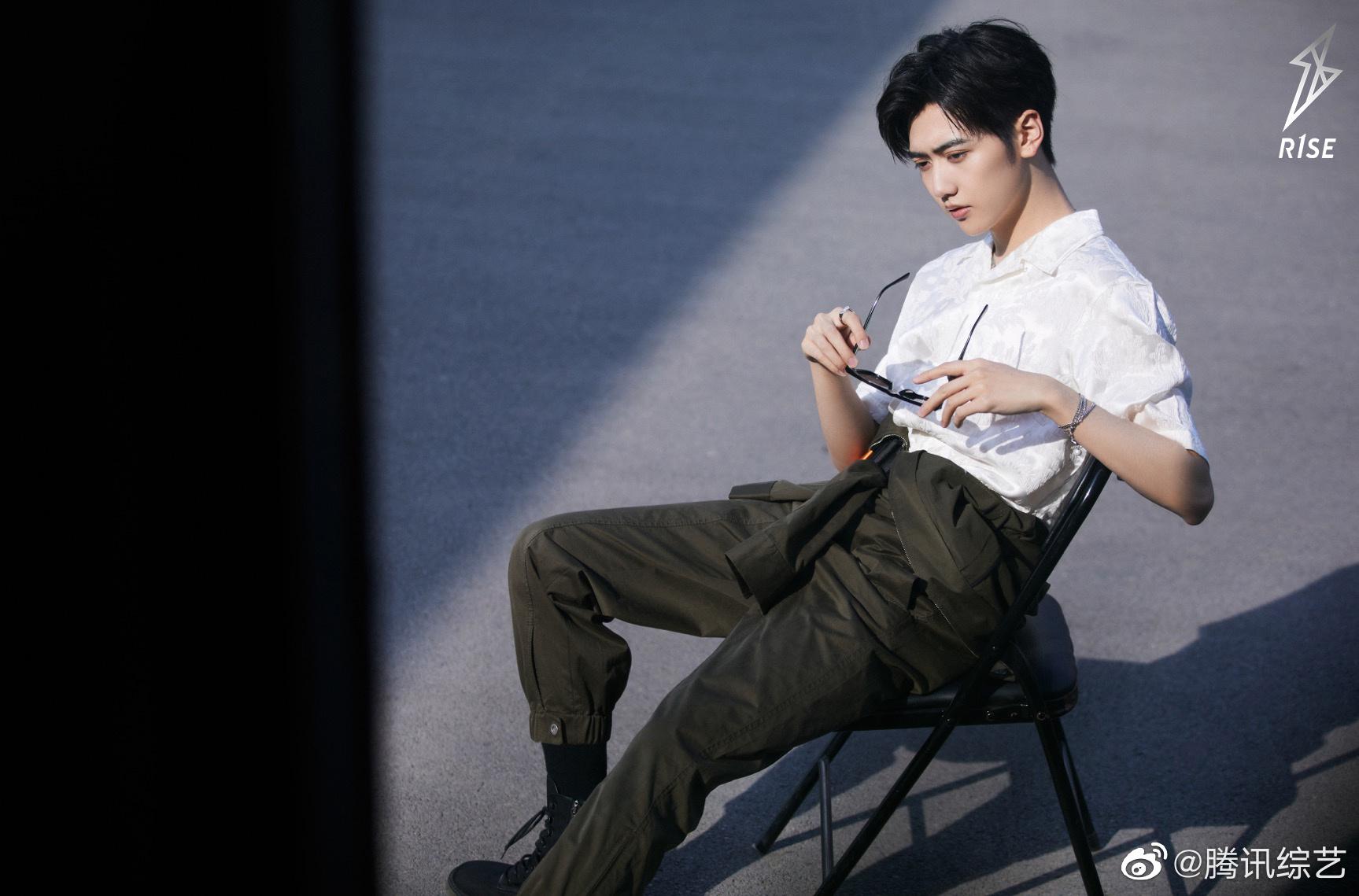 潮酷boyr1se焉栩嘉亮相品牌活动