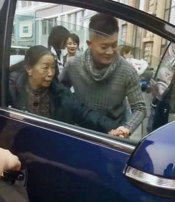 “丑娘”张少华去世！贾玲冯远征发文悼念，杨志刚送干妈最后一程休闲区蓝鸢梦想 - Www.slyday.coM