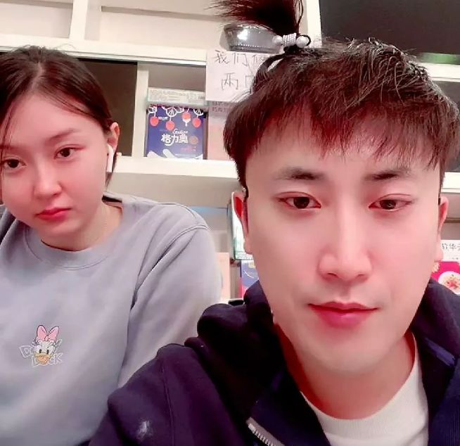 《乡村爱情》售后来了,刘英给玉田扎小辫儿,被误认为是真两口子