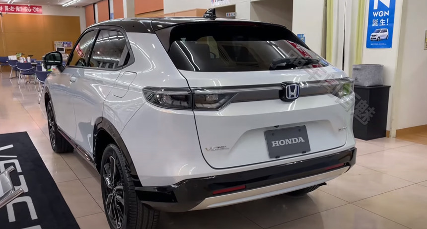 全新一代本田缤智到店实拍贯穿尾灯大溜背颜值提升还带四驱