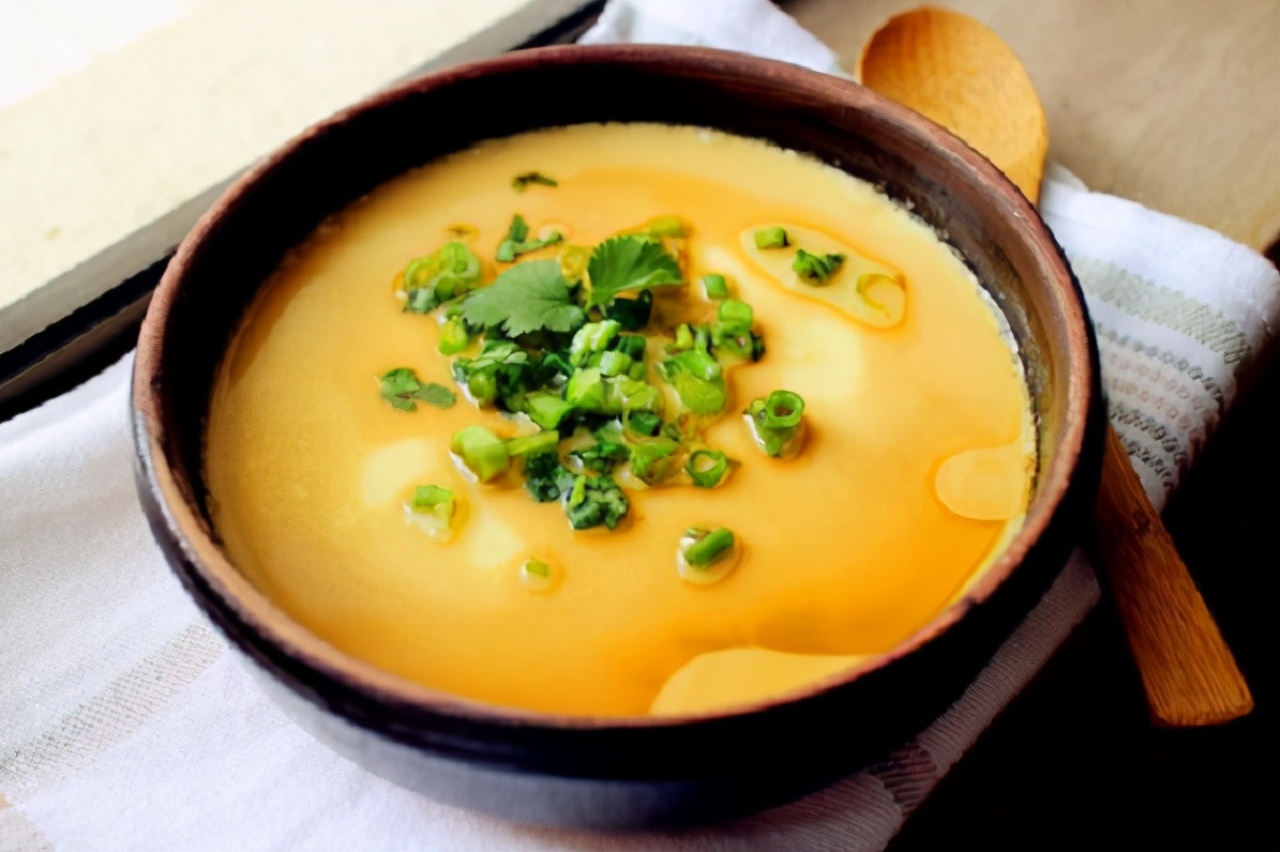 蒸鸡蛋羹,加水直接蒸是大忌!记住这4个诀窍,蛋羹嫩滑无气孔