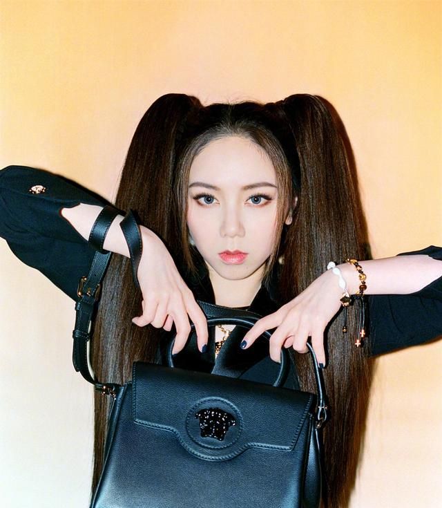 邓紫棋扎双马尾辫活力俏皮 穿蓝色抹胸短裙清新可爱