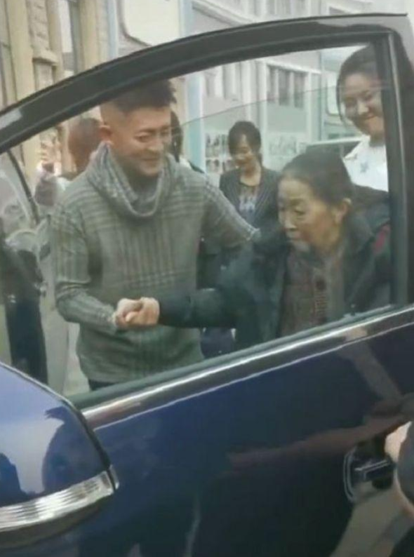 “丑娘”张少华去世！贾玲冯远征发文悼念，杨志刚送干妈最后一程休闲区蓝鸢梦想 - Www.slyday.coM