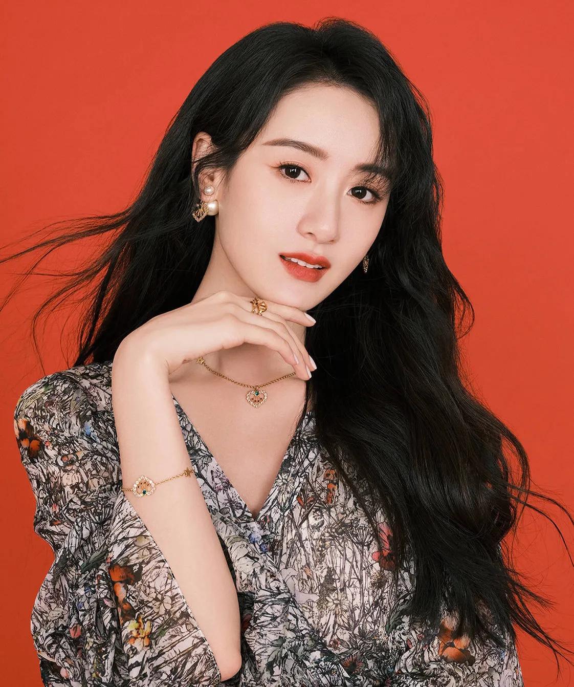 袁冰妍,新晋清纯小花,2020年与成毅合作《琉璃》后大火.