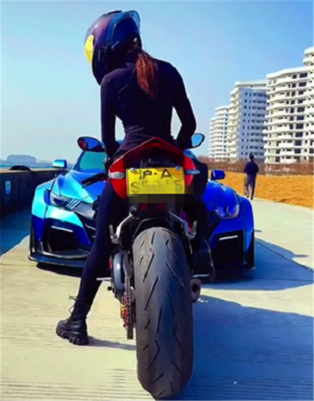 沪a杜卡迪v4车价6位数车主女骑士戴盔挂牌上路很守规矩
