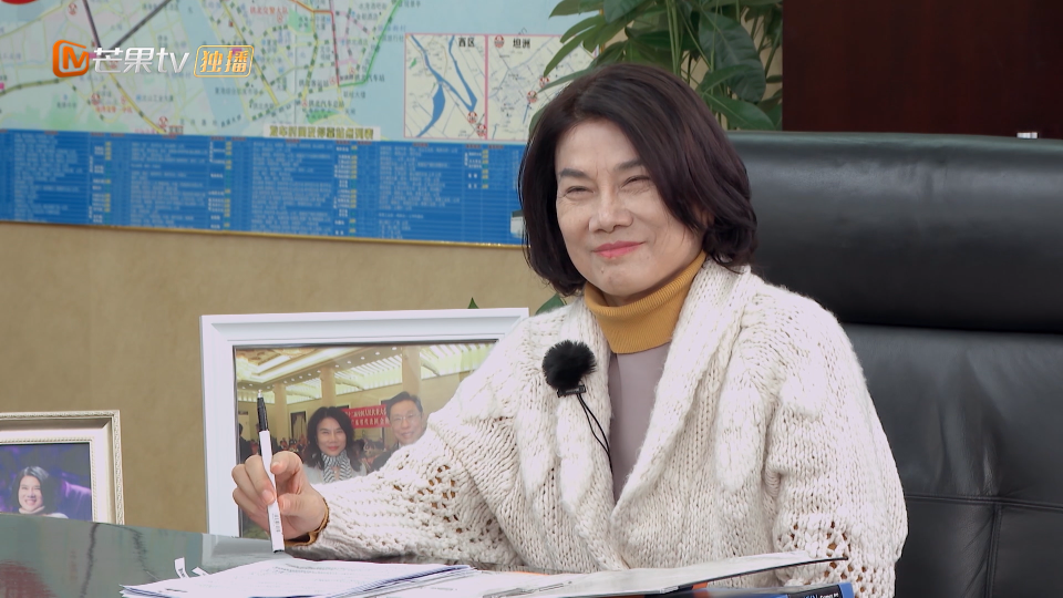 万万没想到!董明珠面对职场新人,秒变温柔董姐展现"姨母笑"