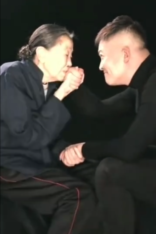 “丑娘”张少华去世！贾玲冯远征发文悼念，杨志刚送干妈最后一程休闲区蓝鸢梦想 - Www.slyday.coM