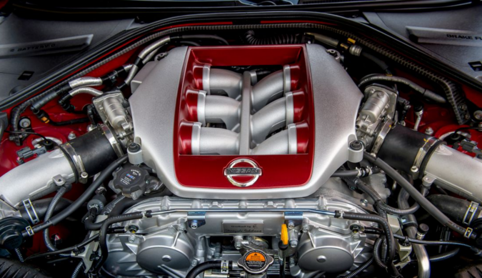 日产GT-R R35，最大功率720匹，哪款电动车敢PK？