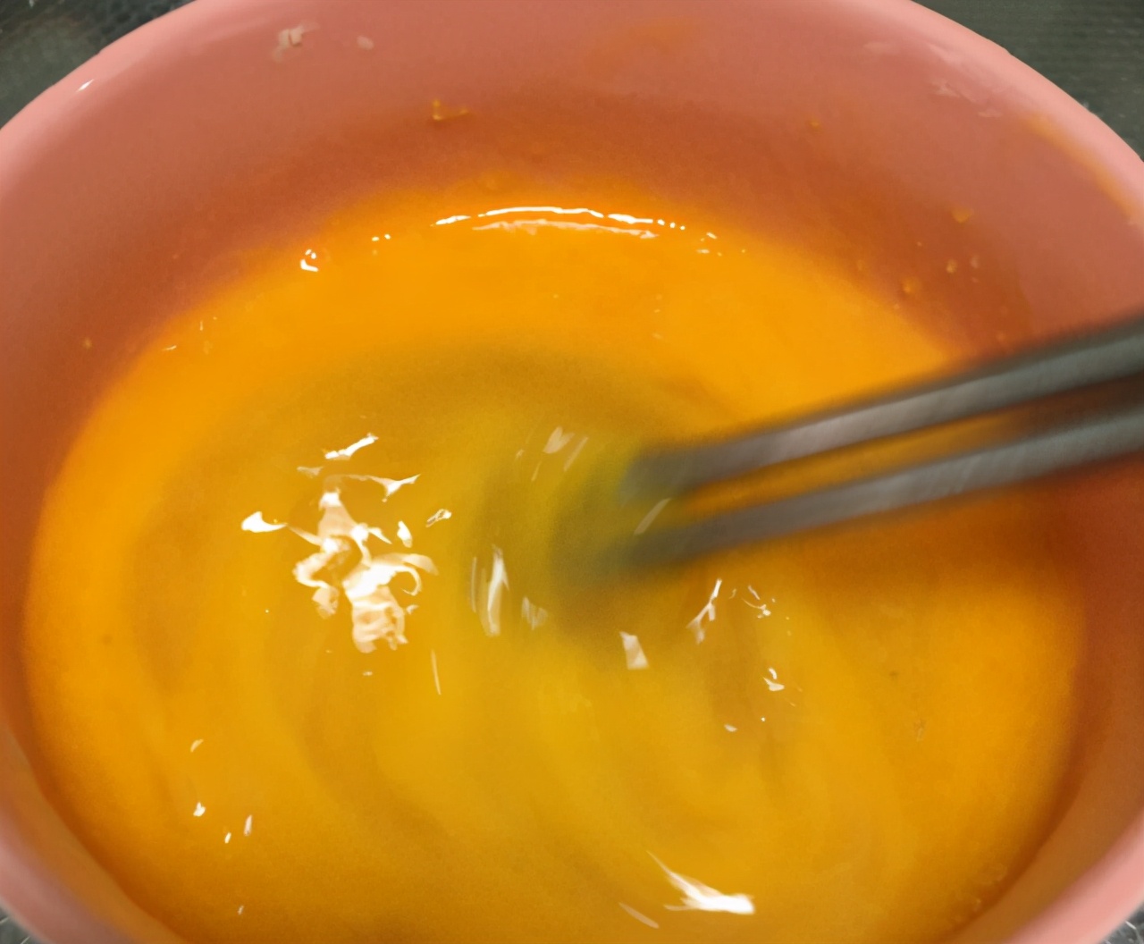 正文  首先,搅鸡蛋液时,最好就拿大碗,因为碗太小的话,我们在搅拌蛋液