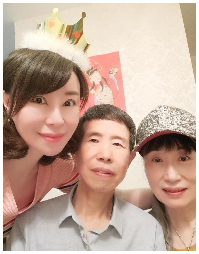 祖海晒近照45岁脸部肌肉没松却很不自然不像歌手倒像个网红