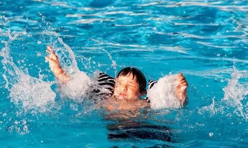 痛心!6岁半男童第1次上游泳课溺水身亡,水中挣扎14分钟无人发现休闲区蓝鸢梦想 - Www.slyday.coM
