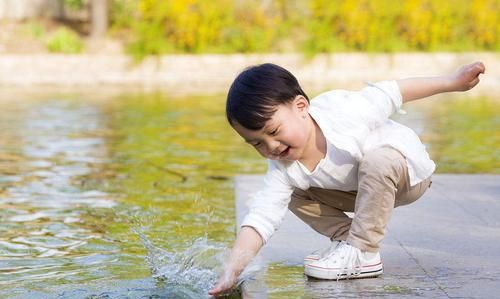 痛心!6岁半男童第1次上游泳课溺水身亡,水中挣扎14分钟无人发现休闲区蓝鸢梦想 - Www.slyday.coM