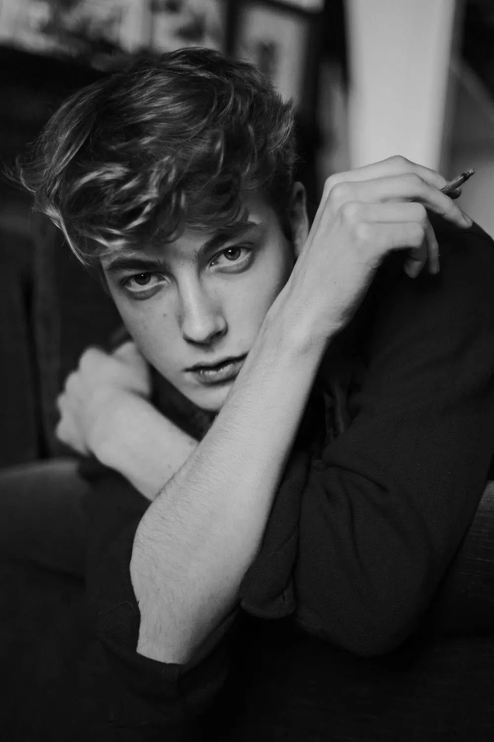 这深邃的眼眸和忧郁的气质似曾相识,毕竟年轻时的yves saint