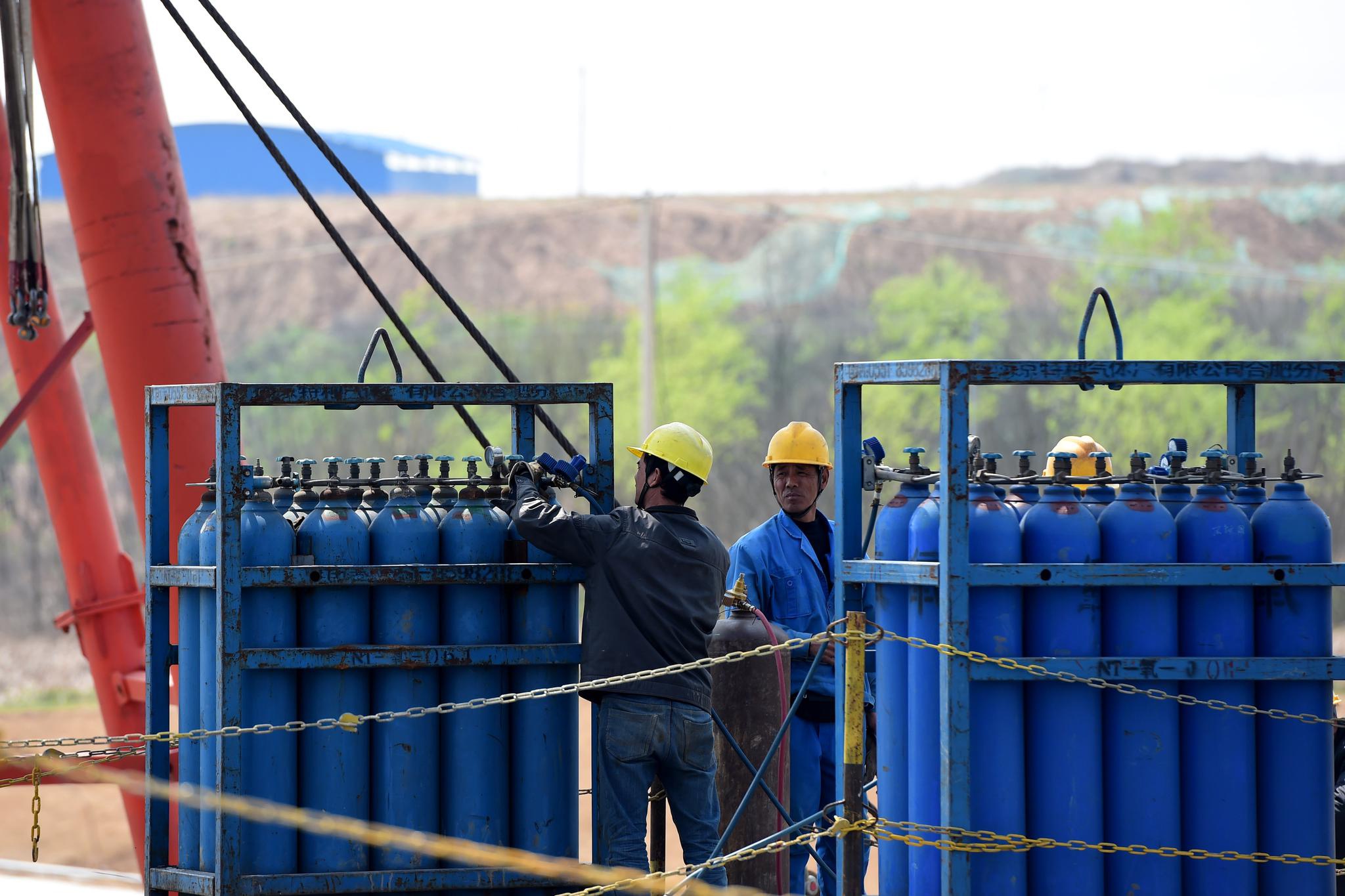 3月25日,施工人员在引江济淮工程g312合六叶公路桥项目施工现场椎业