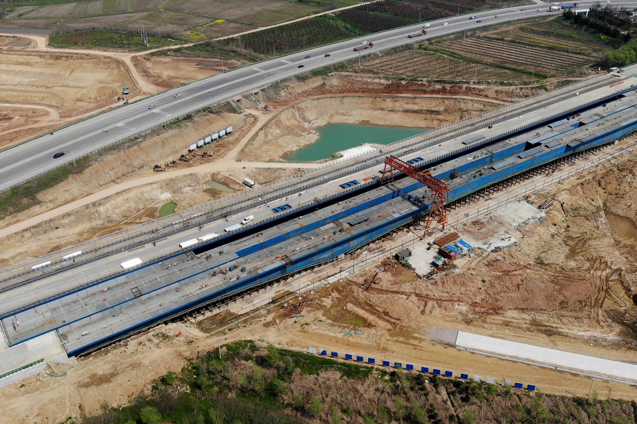 月25日拍摄的引江济淮工程g312合六叶公路桥项目施工现场(无人机照片)