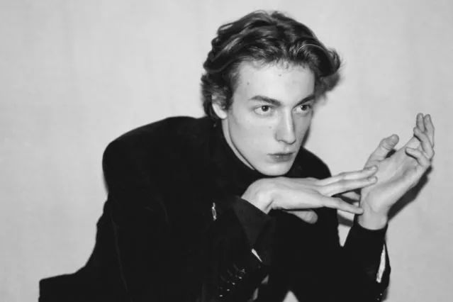 一位被时尚圈热捧为"下一个yves saint laurent" 的年轻设计师屠版了!