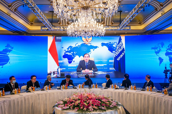 第十三届国际跨国公司领袖特别圆桌会议顺利闭幕