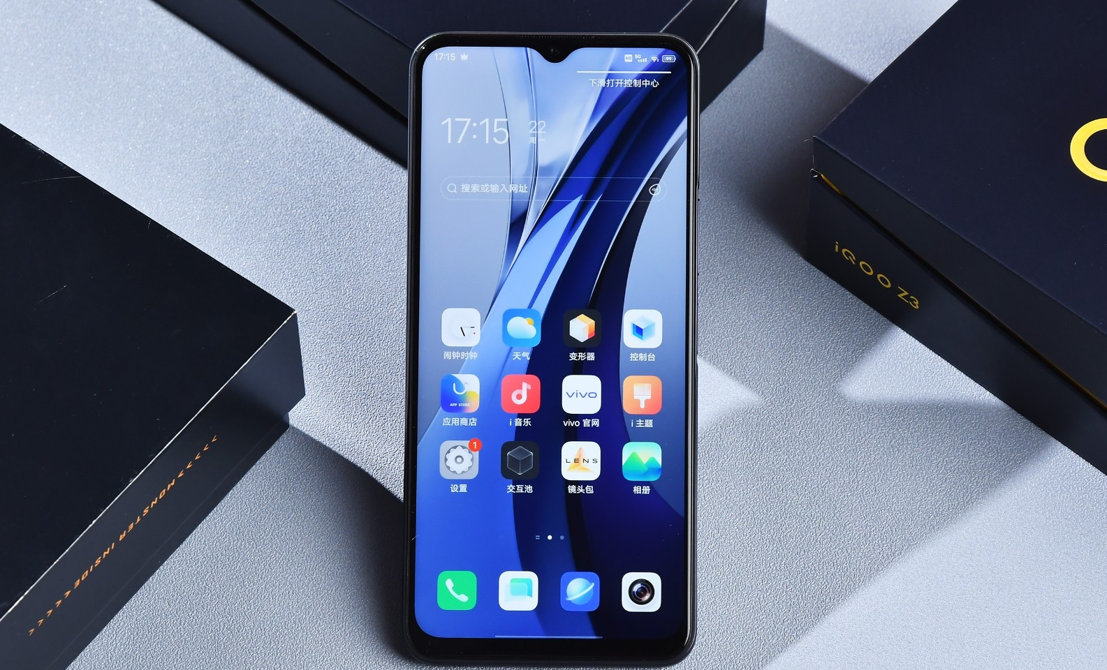 影像方面,iqoo z3采用了由6400万像素超清主摄,120°超广角镜头以及4