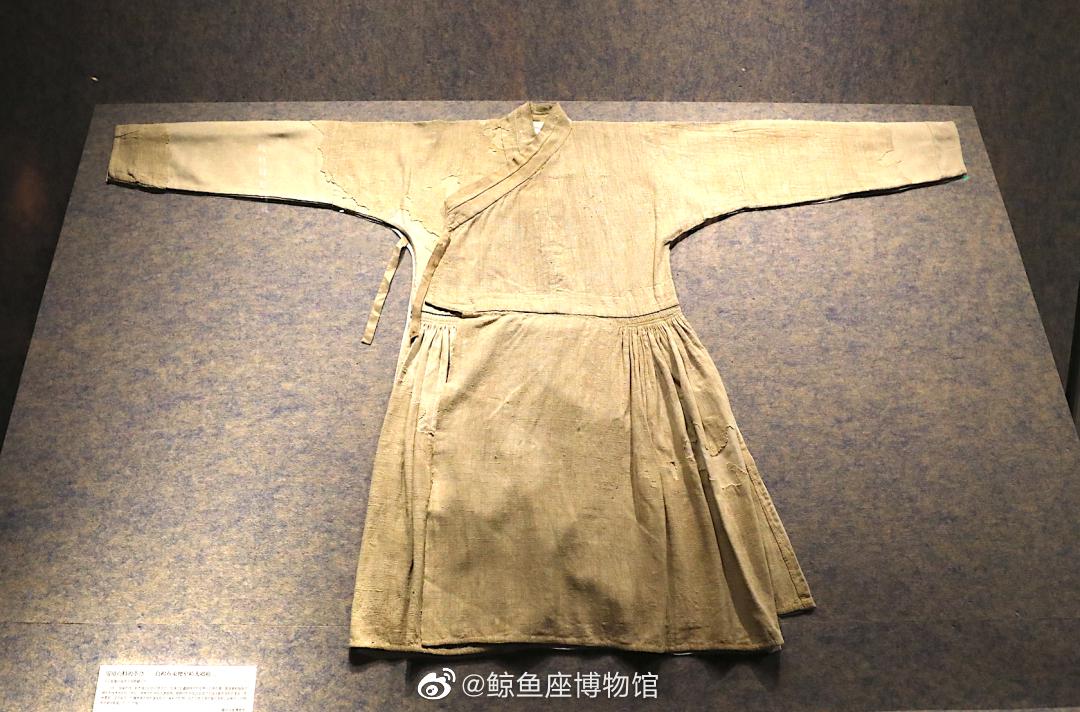元白棉布束腰窄袖大褶袍 河北隆化鸽子洞窖藏/隆化民族博物馆……|百姓|包袱|面料|纯棉_新浪新闻