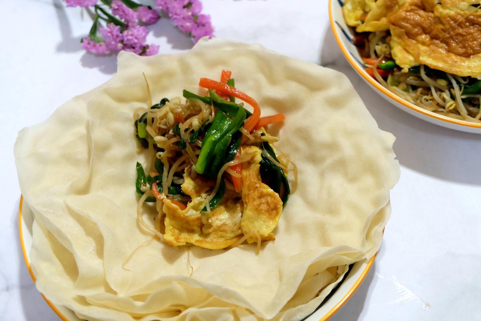 把炒合菜夹一些放在水烙馍里,卷起来,一口咬下去,特别满足.